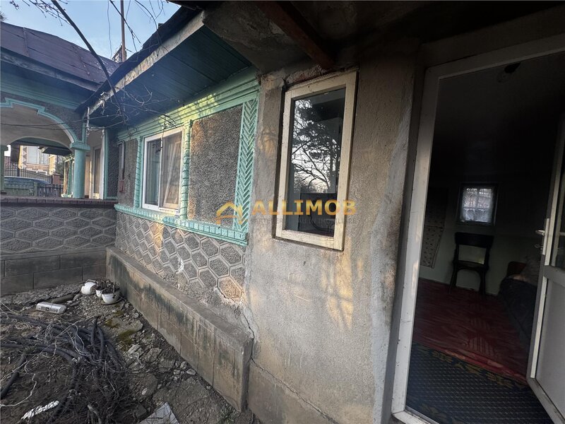 Casa batraneasca si teren 758 mp in Negoiesti.