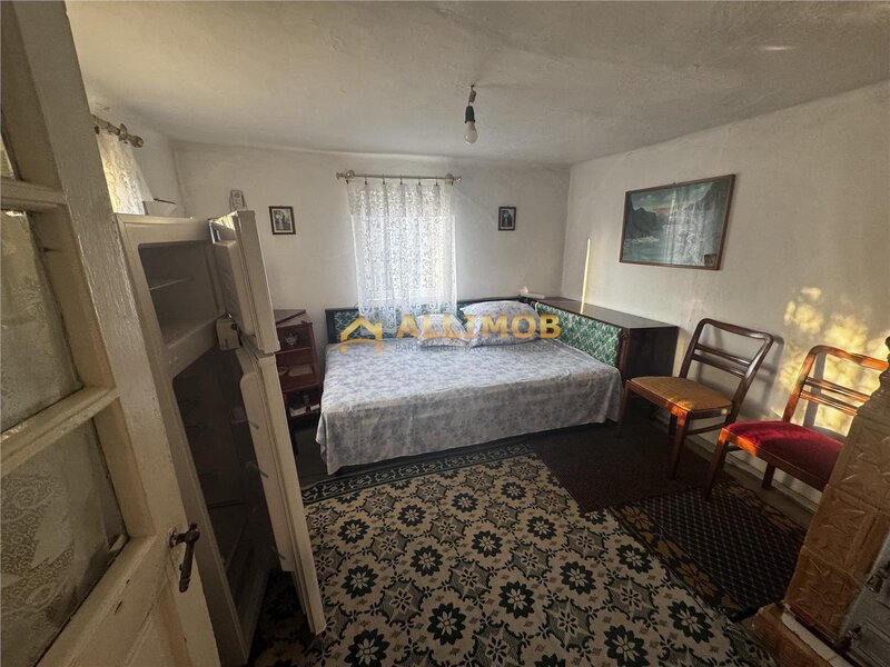 Casa batraneasca si teren 758 mp in Negoiesti.