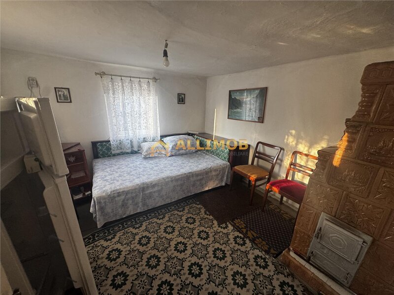 Casa batraneasca si teren 758 mp in Negoiesti.