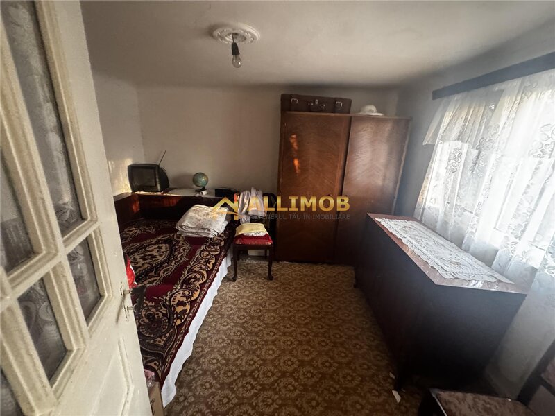 Casa batraneasca si teren 758 mp in Negoiesti.